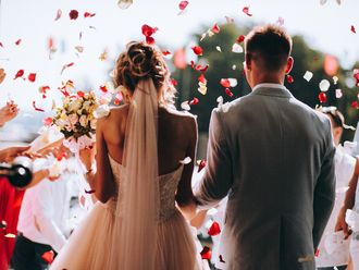 शादी करते हुए दो लोग