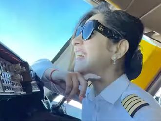 कैप्टन जोया अग्रवाल एयर इंडिया पायलट