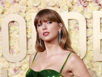 अमेरिकी गायिका-गीतकार Taylor Swift 81वें वार्षिक गोल्डन ग्लोब पुरस्कारों के लिए बेवरली हिल्स, कैलिफोर्निया में The Beverly Hilton होटल में 7 जनवरी, 2024 को पहुँचती हुई।